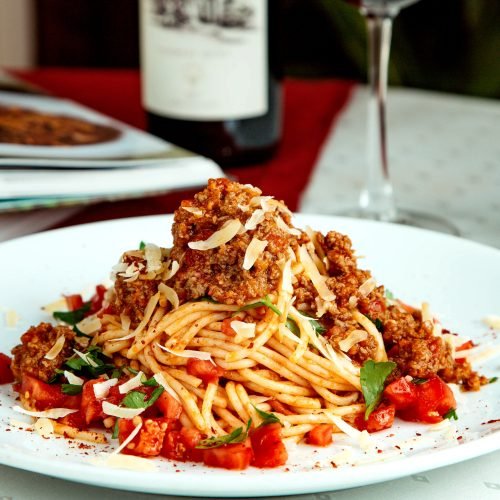spaghetti with minced meat tomato cubes cheese and mint